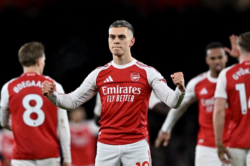 El poderío inglés: Arsenal despacha a Aston Villa y afianza su liderato en la Premier League con un convincente triunfo.