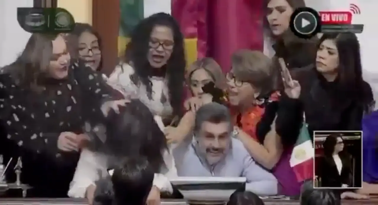 Violencia política en la sede del poder: Legisladoras de oposición sufren agresiones durante sesión en la Cámara de Diputados de la Ciudad de México.