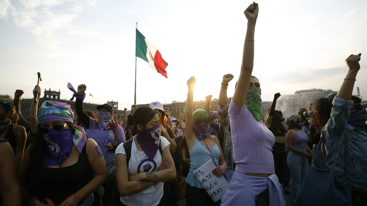 Violencia en marchas del 8M: autoridades minimizan incidentes y destacan participación masiva